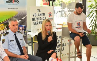 Foto 1 - Vesna Marinko, mag. upr. ved, v. d. direktorice Agencije za varnost prometa, pod okriljem katere je nastala iniciativa, je predstavila ključne aktivnosti projekta Varno v poletje. Levo mag. Ivan Kapun - Policija, desno David Urankar, voditelj.