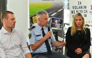 Foto 2 – (od leve proti desni): Tine Lugarič – Luna \TBWA, mag. Ivan Kapun - Policija, Vesna Marinko, mag. upr. ved, v. d. direktorice Agencije za varnost prometa.