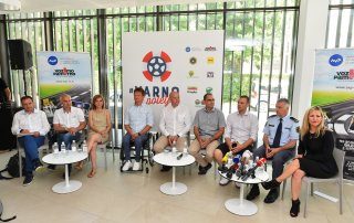Foto 5 – Ključni akterji in podporniki iniciative 'Varno v poletje' (od desne proti levi): Vesna Marinko – Agencija za varnost prometa, mag. Ivan Kapun - Policija, Tine Lugarič– Luna \TBWA, mag. Jure Kostanjšek - AMZS, Robert Štaba – Zavod Varna pot, David Razboršek – Zavod Vozim, Tanja Rudolf Čenčič – Združenje DrogArt, Leopold Pungerčar – Zveza moto klubov Slovenije, mag. Fadil Mušinović – Zveza združenj šoferjev in avtomehanikov Slovenije.