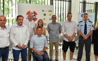 Foto 6 - Ključni akterji in podporniki iniciative 'Varno v poletje' (od desne proti levi): Vesna Marinko – Agencija za varnost prometa, mag. Ivan Kapun - Policija, Tine Lugarič– Luna \TBWA, mag. Jure Kostanjšek - AMZS, Tanja Rudolf Čenčič – Združenje DrogArt, David Razboršek – Zavod Vozim, Robert Štaba – Zavod Varna pot, mag. Fadil Mušinović – Zveza združenj šoferjev in avtomehanikov Slovenije in Leopold Pungerčar – Zveza moto klubov Slovenije.