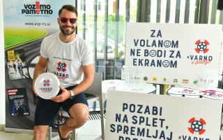 Foto 9 – Voditelj David Urankar z veseljem podpira projekt #VarnoVPoletje in pomaga širiti ozaveščenost o prometni varnosti.