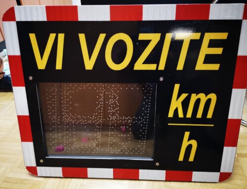 15 slovenskih občin prejelo prikazovalnike hitrosti »Vi vozite« v šestmesečni brezplačni najem