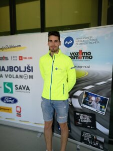 Zmagovalec v odsevnem anoraku