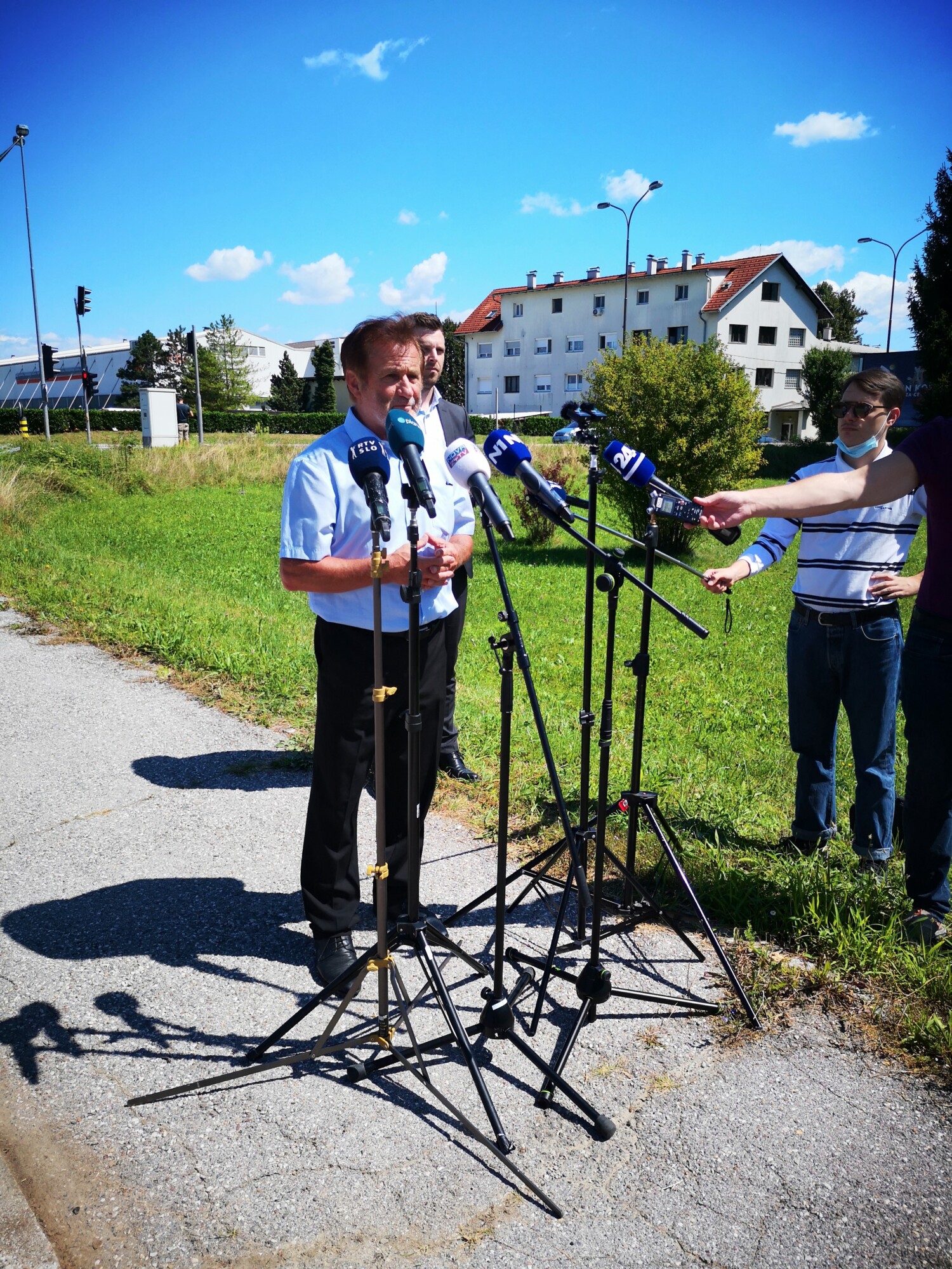 Zavijanje_rdeča luč