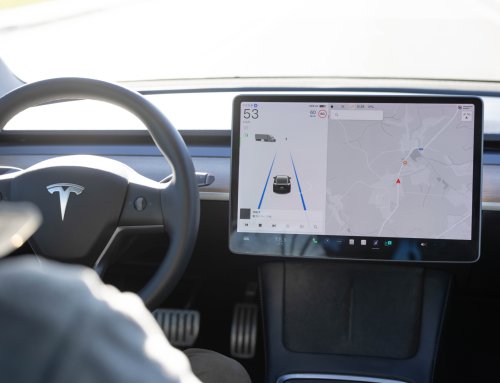 Tesla FSD Supervised tudi v Sloveniji: napredni sistem za pomoč vozniku, ne avtonomna vožnja